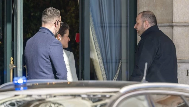 El negociador ucraniano Rustem Umérov llega a un hotel de Ginebra para iniciar las conversaciones.