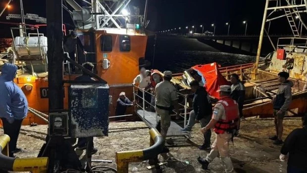 Se hundió un buque pesquero en Río Negro y buscan a un tripulante