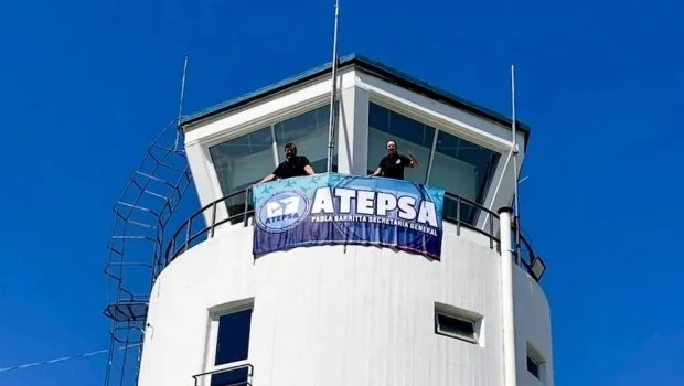 Los controladores aéreos levantaron el paro y serán normales los vuelos
