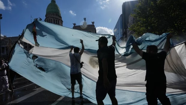 Manifestantes cortaron la 9 de Julio y se enfrentaron con la Policía; hay 3 detenidos