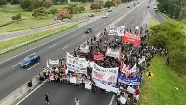 Trabajadores de Fate cortaron la Autopista Panamericana