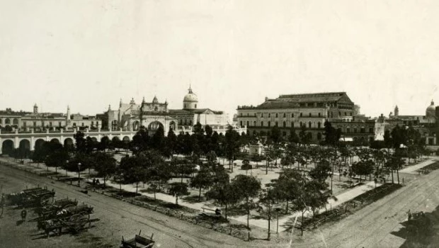 Plaza 25 de Mayo, primer Teatro Colón y Recova. Año 1875.