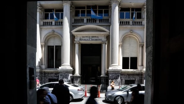 El turismo emisivo fue una de las grandes aspiradoras de dólares durante el 2025. Junto con las divisas destinadas al ahorro la demanda sumó la friolera de u$s 32.000 millones.