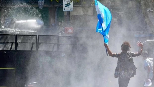 Cinco detenidos en una jornada de tensión entre la Policía y los manifestantes en el Congreso durante la sesión del Senado
