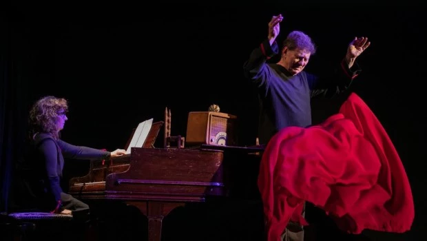 Osmar Núñez transita por distintos estados sin perder la continuidad interna, evidenciando una comprensión profunda del material.