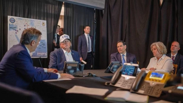 Donald Trump hablando con el director de la CIA, John Ratcliffe (izquierda), el secretario de Estado, Marco Rubio, y la jefa de gabinete de la Casa Blanca, Susie Wiles, en Mar-a-Lago en Palm Beach.