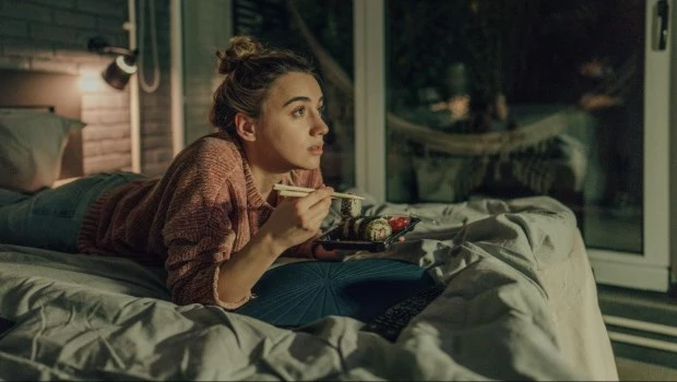 Del "voyerismo" al atracón digital: por qué el consumo compulsivo de TV rediseña la realidad