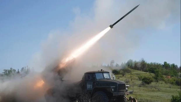 Militares ucranianos disparan un lanzacohetes múltiple Grad hacia posiciones rusas en el frente de batalla en la región de Donetsk.