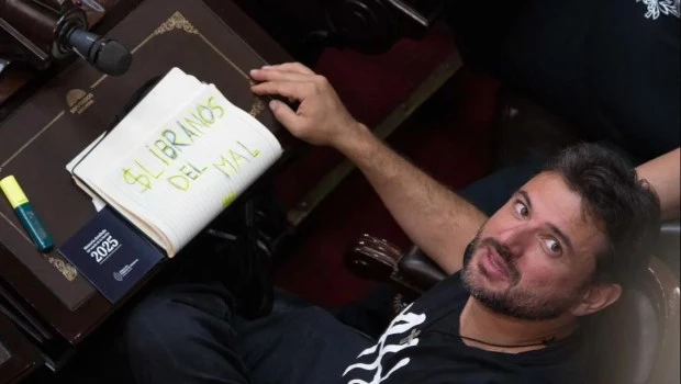 “$Líbranos del mal”: el mensaje que escribio Grabois en la Asamblea Legislativa