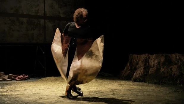 La obra tiene la particularidad de trabajar con porcentajes mínimos de iluminación. “Requiere del espectador un doble trabajo, no sólo de percibir la imagen sino también de captar el sentimiento de cada baile”, explica el protagonista.