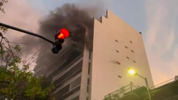 Rescatan a dos personas en un incendio en Belgrano