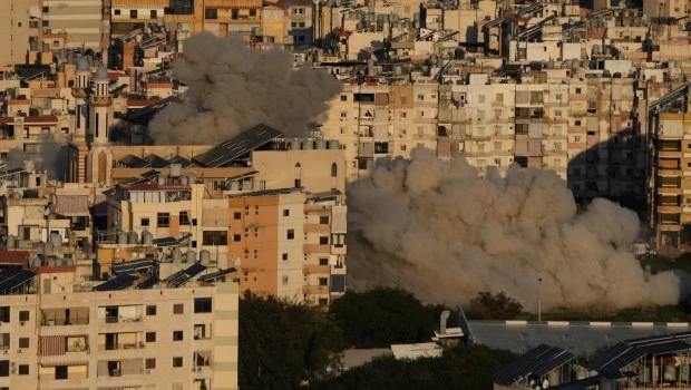 Una columna de humo marca el lugar donde se produjo un ataque aéreo israelí en Dahiyeh, un suburbio en el sur de Beirut. (AP)