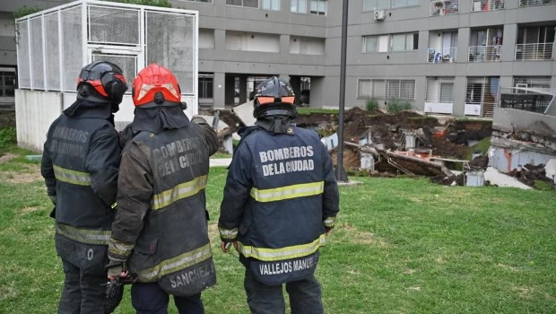 Se derrumbó el garaje de un edificio en Parque Patricios: hay 200 vecinos evacuados