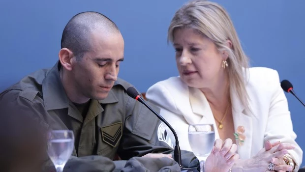 El gendarme Nahuel Gallo junto a la ministra de Seguridad Alejandra Monteoliva. ARCHIVO