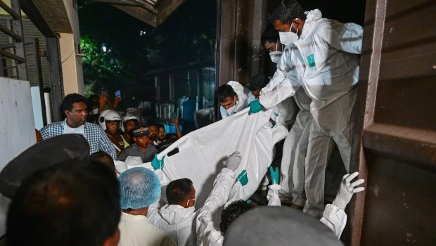 Personal médico traslada los cuerpos de marinos iraníes hacia un hospital en Sri Lanka.