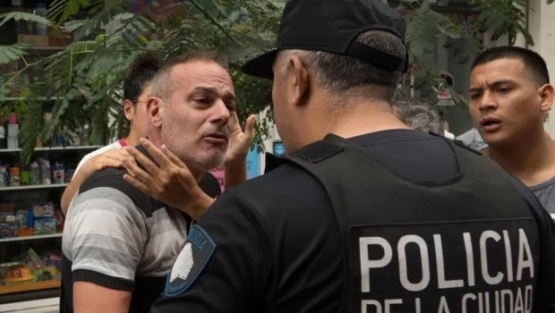 Parque Patricios: tensión entre la Policía y los damnificados que intentaron entrar por la fuerza al edificio