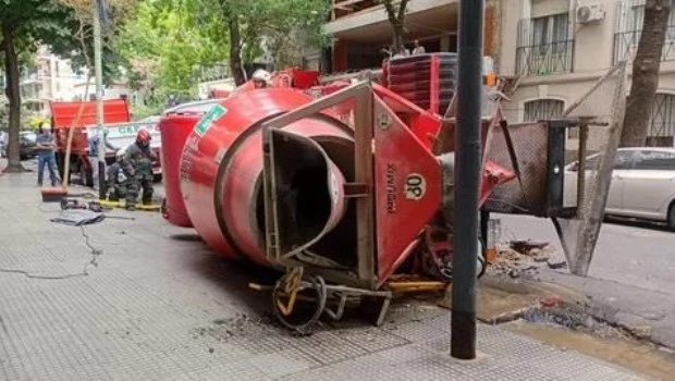 Choque y vuelco de un camión en Villa Urquiza: el conductor resultó herido