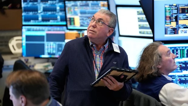 Suben los papeles de las petroleras argentinas por el alza del crudo por la guerra en Irán