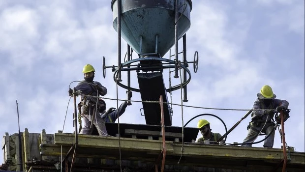 Según el INDEC, la construcción sigue en alza, mientras que la industria no logra repuntar