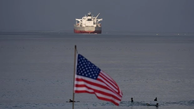 Un buque petrolero navega por el Estrecho de Ormuz. El paso, cerrado por el conflicto, encarece la logística y le pone presión al precio del crudo.