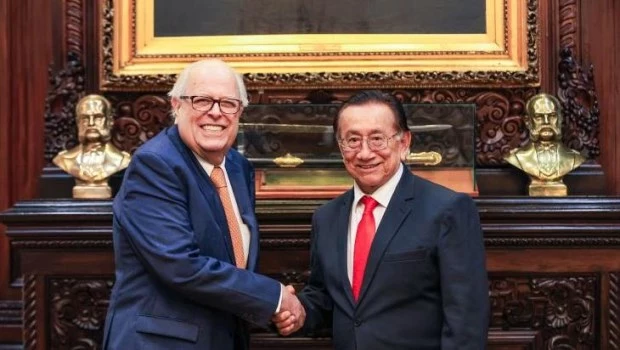 El presidente del Banco Central de Perú, Julio Velarde (izquierda), lleva casi 20 años en el cargo, asegurando la estabilidad del sistema. En la foto, estrecha la mano de José María Balcázar, flamante presidente de la Nación.