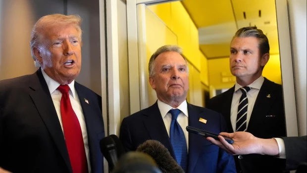 Trump califica de "pequeño fallo" a la suba del combustible por la guerra