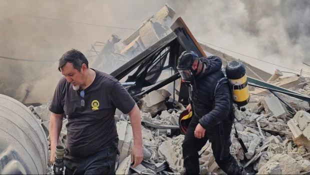 Bomberos caminan entre los escombros de un edificio destruido por un ataque aéreo israelí, el martes 3 de marzo de 2026, en Dahiyeh, un suburbio de Beirut.