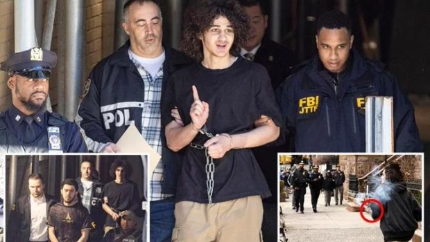 Un presunto terrorista muestra desafiante el saludo de ISIS después de ser arrestado por lanzar un artefacto explosivo cerca de la Mansión Gracie.