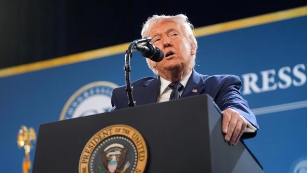 Trump ve la guerra "prácticamente terminada" y dice que medita tomar el estrecho de Ormuz