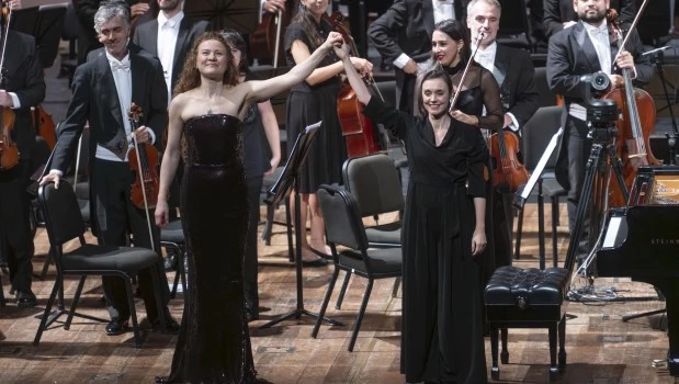 La directora Zoe Zeniodi (der.) y la pianista rusa Asiya Korepanova fueron vivadas en el cierre de la primera parte.