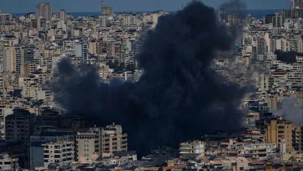 El humo se eleva tras un ataque aéreo israelí en Dahiyeh, un suburbio al sur de Beirut.