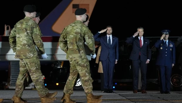 El vicepresidente J. D. Vance, el secretario de Defensa Pete Hegseth y el jefe del Estado Mayor Conjunto, general Dan Caine, saludan durante el traslado solemne de los restos del sargento Benjamin N. Pennington.
