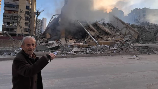 Un hombre reacciona frente a un edificio destruido que albergaba una sucursal de Al-Qard Al-Hassan, una institución financiera no bancaria dirigida por Hezbolá, que fue alcanzada por un ataque aéreo israelí en Dahiyeh, suburbio de Beirut.