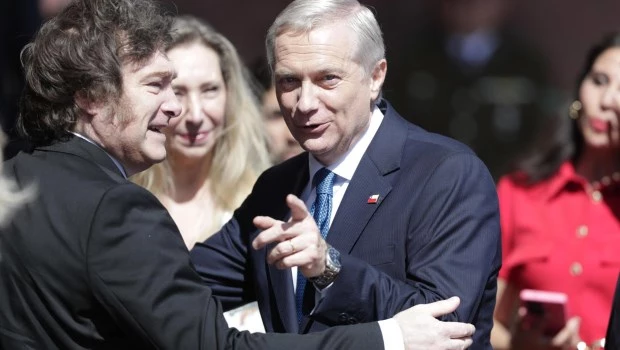 El presidente Javier Milei saluda al nuevo mandatario chileno, el ultraderechista José Antonio Kast