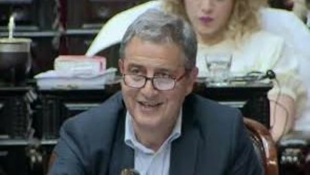 Falcone criticó a Adorni por hablar de “sacrificio” en su viaje a Nueva York