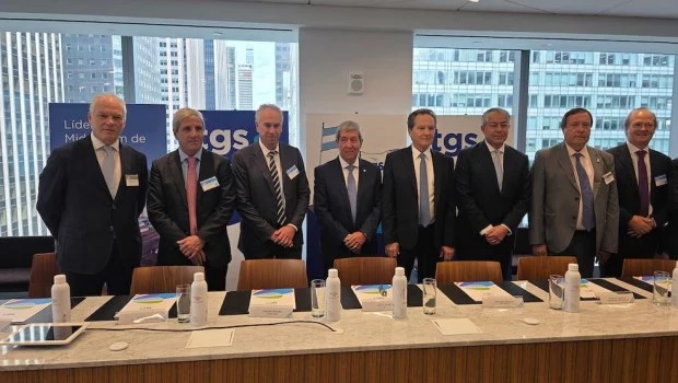 Luis Caputo, junto a Marcelo Mindlin (dueño del Grupo Pampa), otros accionistas y ejecutivos de TGS, los gobernadores de Neuquén y Río Negro, en Nueva York.