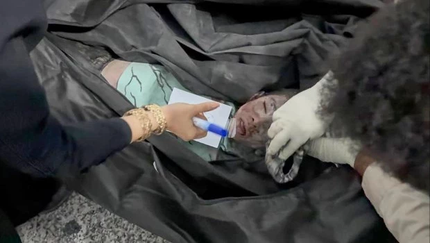 El momento en que retiran de los escombros a una de las víctimas en una escuela primaria.