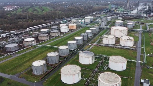 Las 30 naciones más ricas se comprometen a liberar reservas de petróleo para contener los efectos de la guerra en los mercados energéticos