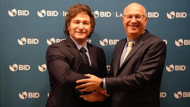 Javier Milei junto con Isaac Goldfajn, titular del BID.