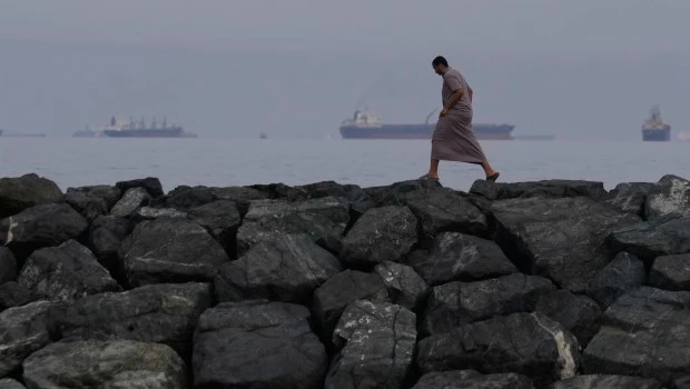 El Estrecho de Ormuz se ha vuelto un punto clave del conflicto. El bloqueo por parte de Irán interrumpe el paso de los buques petroleros e impulsa al alza el precio del crudo en todo el mundo. Tiembla la economía global.