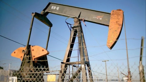 El petróleo supera los 100 dólares por barril en su semana más volátil en años