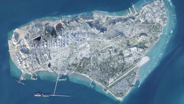 En esta fotografía satelital de Planet Labs PBC, se ve la isla iraní de Jarg, clave en la exportación petrolera.