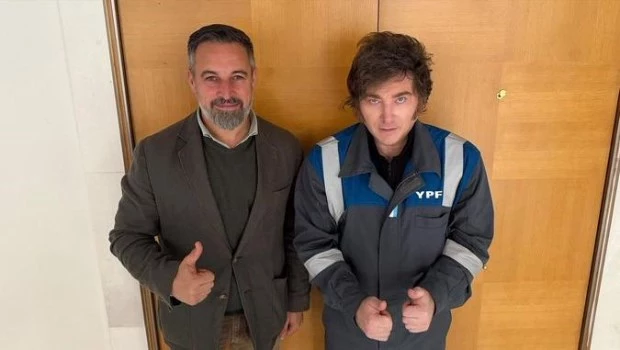 Milei se reunió con Abascal en Madrid vestido con un mono de trabajo de la petrolera YPF