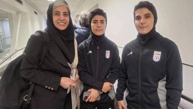 Mona Hamoudi, Zahra Sarbali y Zahra Meshkinkar de la selección femenina de fútbol de Irán retiraron la solicitud de asilo en Australia.