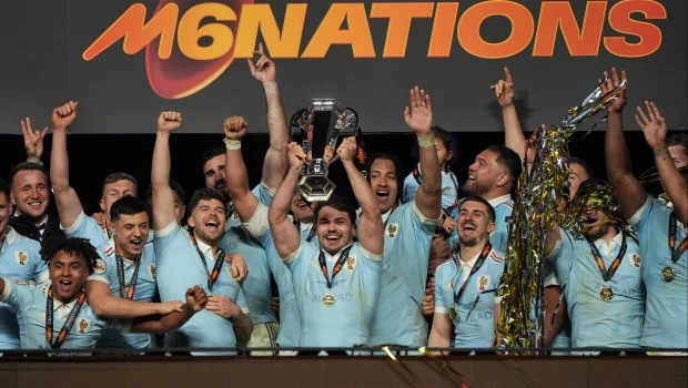Antoine Dupont, de Francia, alza el trofeo tras proclamarse campeón en el torneo de rugby más importante de Europa.