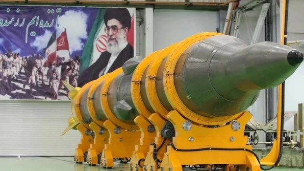 Irán despliega anza por primera vez el misil Sejil contra Israel