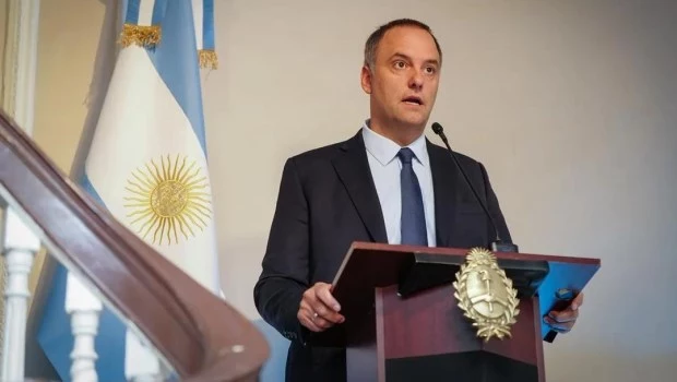 Adorni deslizó que el vídeo de su esposa pudo haber salido desde “adentro” del Gobierno