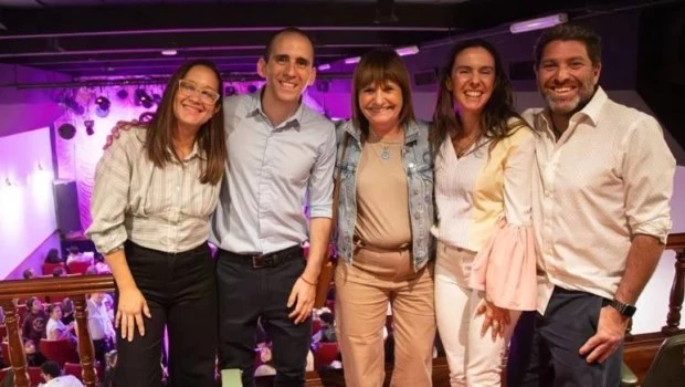 Patricia Bullrich se mostró en la calle Corrientes junto al gendarme Nahuel Gallo