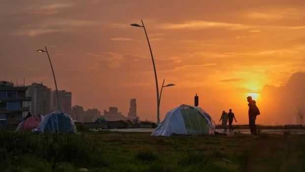 Las carpas cobijan a personas desplazadas por ataques aéreos israelíes, en un espacio público junto al paseo marítimo de Beirut.
