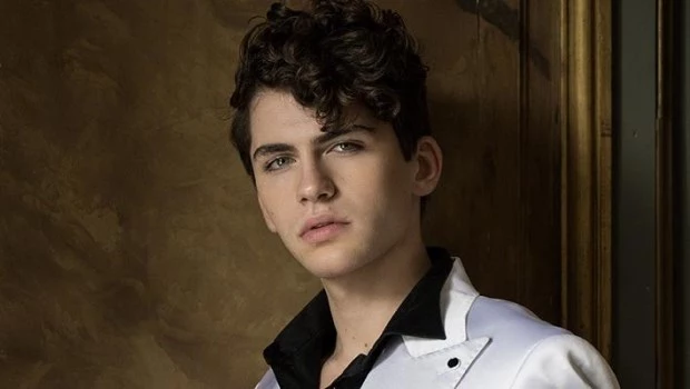 Durante tres años, Martín Savi integró el Coro de Niños del Teatro Colón. Su carerra solista despegó con apenas doce años.